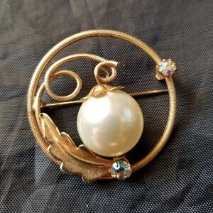 Vintage gold metal Circle brooch with leaf, pearl and rhinestones